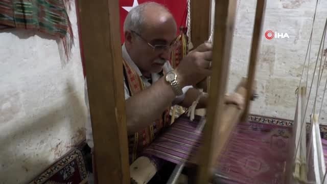 50 yıldır aynı tezgahta kutnu kumaşı dokuyor
