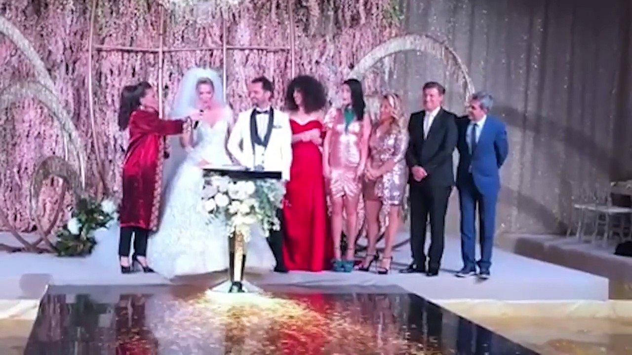 Aylin Coşkun düğünde mutluluktan dağıttı