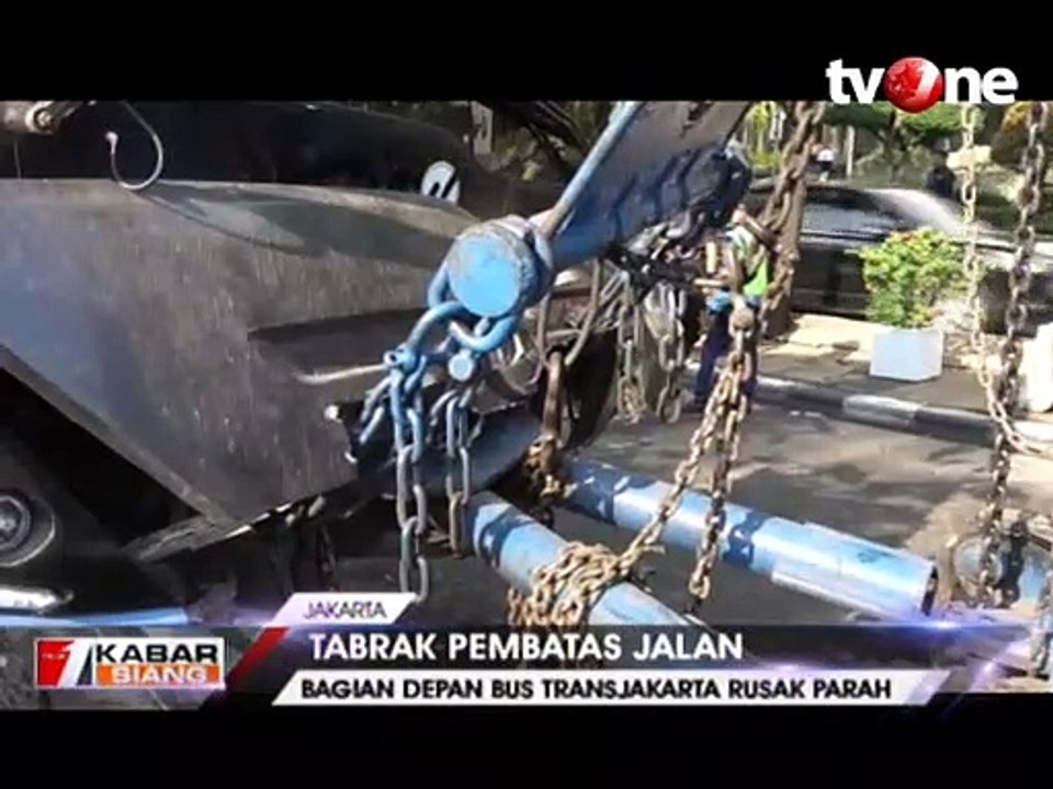 Bus TransJakarta Tabrak Separator