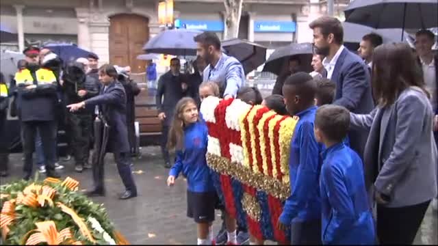 Piqué encabeza la ofrenda floral del FC Barcelona por la Diada
