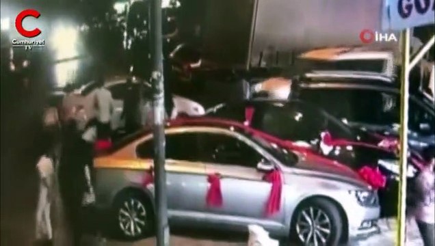 Küçük kız aracın altında kaldı... Yurttaşların kurtarma anı kamerada