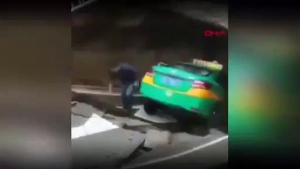 Yol taksiyi yuttu!; Şoför son anda kurtuldu... İşte o anlar
