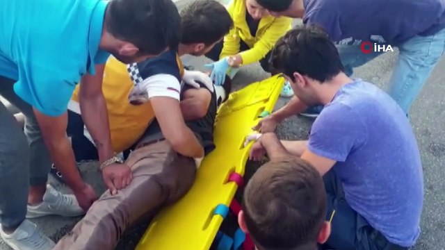 Otomobilin çarptığı motosiklet ve sürücüsü metrelerce uzağa savruldu