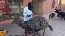 Lise öğrencisi kız, hurdalarla ‘dev kaplumbağa’ heykeli yaptı