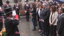 El Govern abre las ofrendas con el himno español sonando desde un balcón