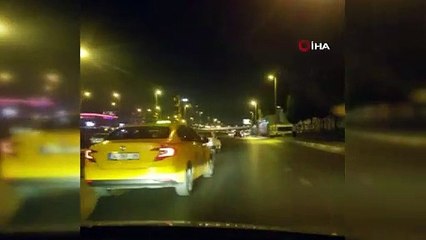 Motosiklet sürücüsü ayağıyla otomobili itti