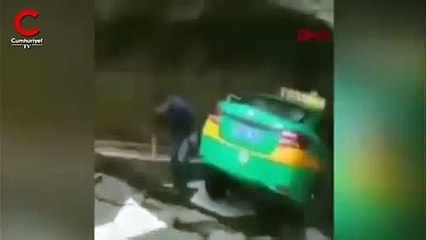 Çöken yol taksiyi böyle yuttu