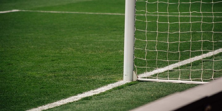 Marca un espectacular golazo mientras está tumbado a la bartola en el césped