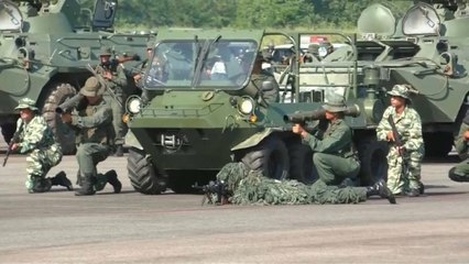 Video herunterladen: Venezuela: schierato esercito al confine con la Colombia