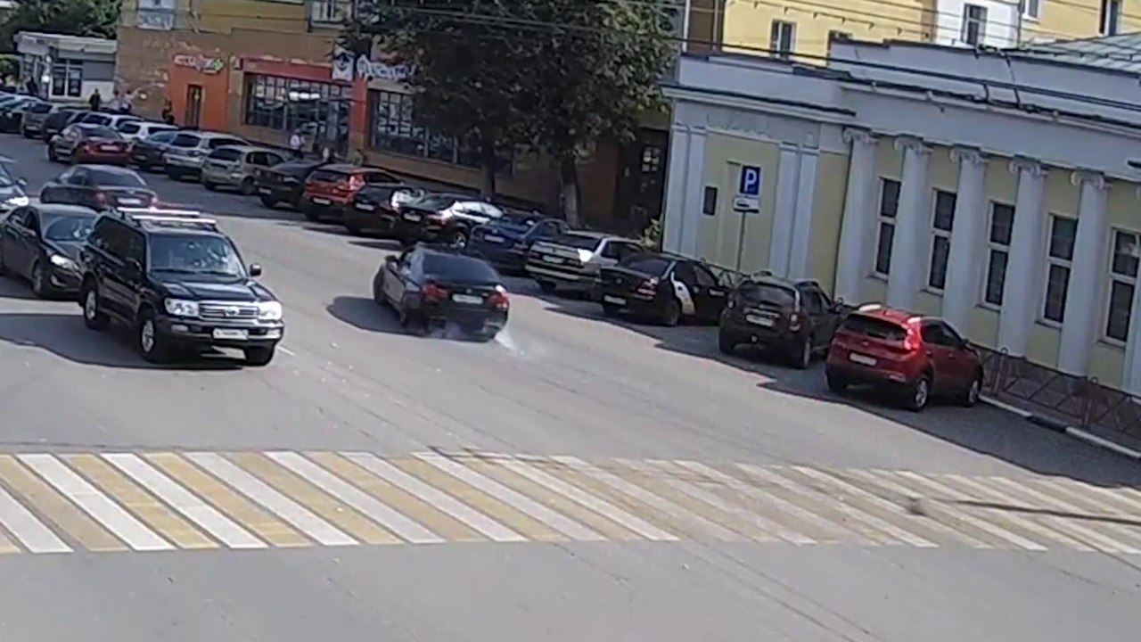 Un idiot en BMW tape un gros drift sur une ligne droite et s'encastre dans des voitures