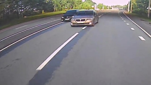 Deux idiots font la course et slaloment entre les voitures jusqu'à ce qu'un des deux se crash