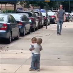 Ces deux enfants qui se retrouvent dans la rue vont vous faire craquer