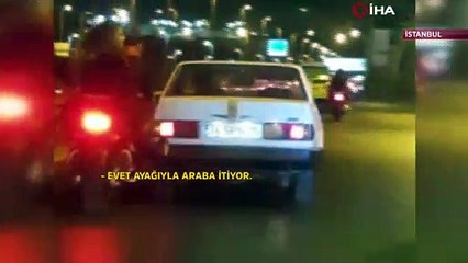 Otomobili ayağıyla itti!