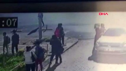 Diyarbakır okul servisi bekleyen kardeşlerin otomobilin altında kalma anı kamerada