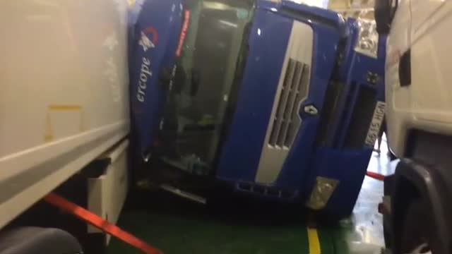 Varios camiones han volcado dentro de un ferry debido al gran oleaje