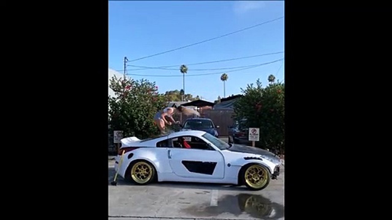 Une blonde tente un backflip sur le toit dune voiture de sport