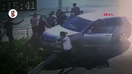 Okul servisi bekleyen kardeşlere otomobil çarptı