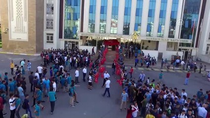 Yeni öğrencilere Türk bayraklı karşılama