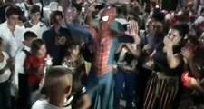 Roman havası oynayan 'Spiderman' konuştu: Farklı kostümler giydim ama Örümcek Adam'ı tanıtmak bir başka heyecan
