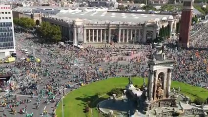Vista aérea de miles de personas van llegando a la manifestación de la ANC por la Diada
