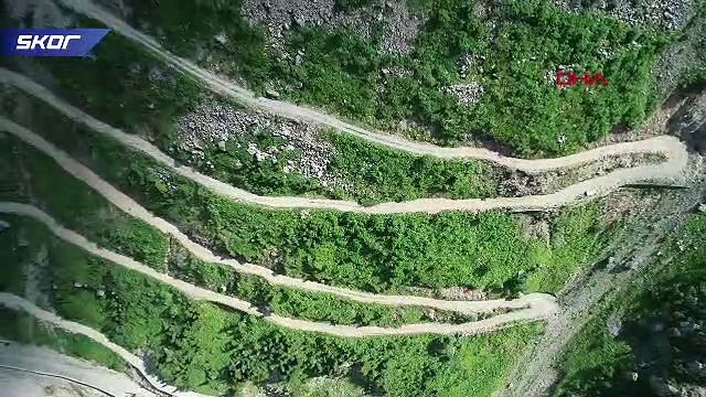 Dünyanın en tehlikeli yolunda nefes kesen gösteri