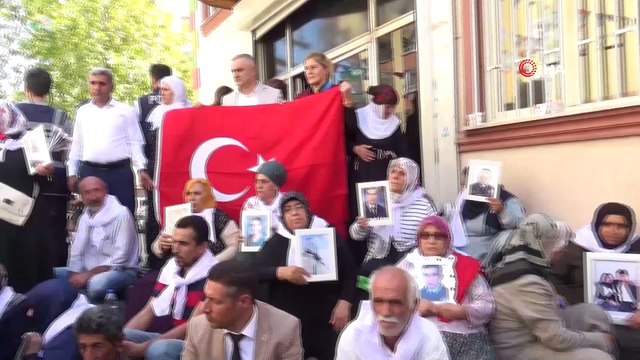 Trabzon Şehit Aileleri Derneği HDP önünde Türk bayrağı açtı