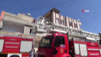 Eşyaları balkondan atıp evi ateşe verdi