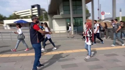 Üniversite öğrencilerini kapıda Uşak polisi karşıladı