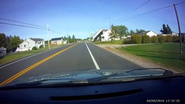 Un camion atterrit sur le toit d'une maison