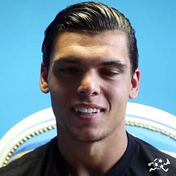 FIFA ou PES ? Batshuayi ou Van Persie ? 2Pac ou Notorious B.I.G. ? Le Fast & Curious de Karim Rekik, nouvelle recrue de l'OM | OLYMPIQUE DE MARSEILLE