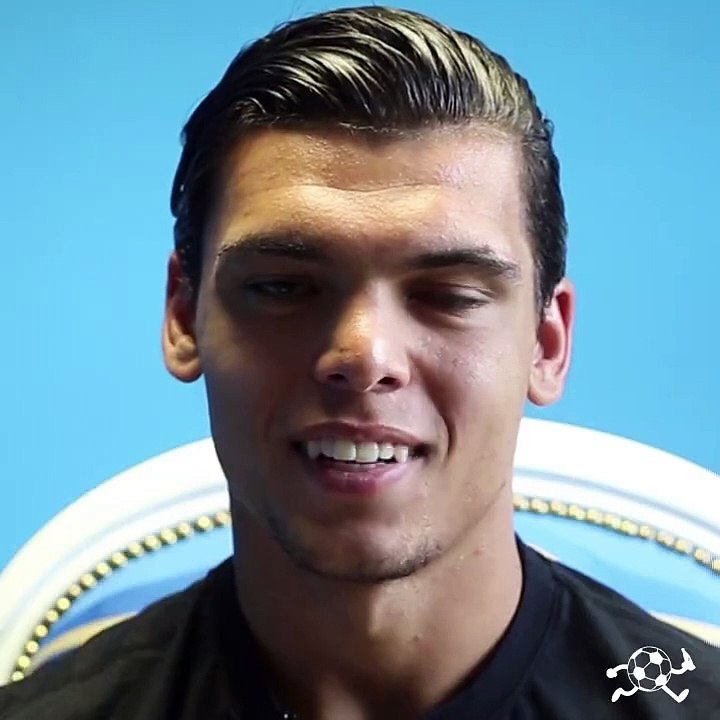 FIFA ou PES ? Batshuayi ou Van Persie ? 2Pac ou Notorious B.I.G. ?   Le Fast & Curious de Karim Rekik, nouvelle recrue de l'OM | OLYMPIQUE DE MARSEILLE