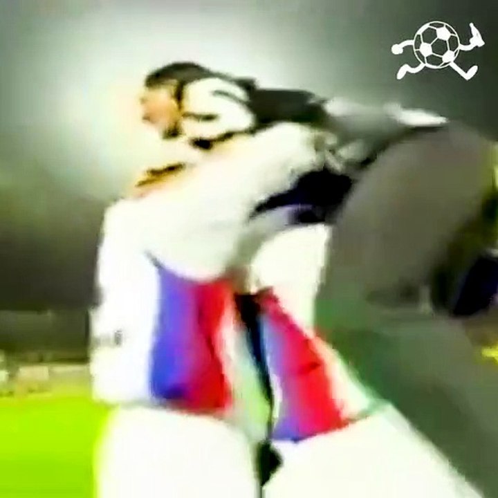 "Ma première célébration ? J'ai voulu enlever mon maillot, mais je savais que j'allais prendre une jaune. Donc je ne l'ai pas enlevé, mais j'ai quand même pris un jaune"   Corentin Tolisso nous a raco