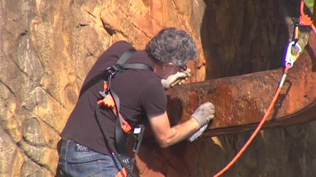 El Peine del Viento sin lazos amarillos