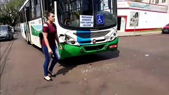 Acidente envolve carro e ônibus no centro de Cascavel