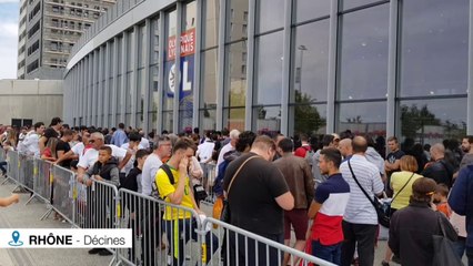 La foule pour la séance de dédicaces de Juninho à l'OL Store