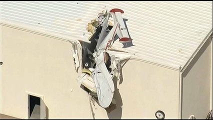 Flugzeug steckt in Flughafen-Dach