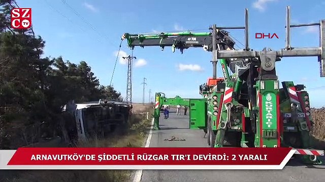 İstanbul'da aşırı rüzgar TIR devirdi!