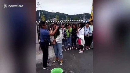 Ce prof nettoie le maquillage des filles à l'entrée du lycée en Chine !