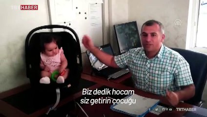 Okul müdürü dersler aksamasın diye öğretmenin çocuğuna bakıyor