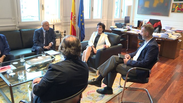 Celaá recibe a los editores de libros de texto