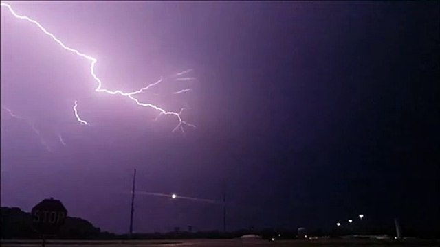 L'éclair qu'il va filmer pendant un orage est magnifique et impressionnant
