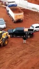 Un ouvrier devient fou et renverse les voitures avec sa pelleteuse