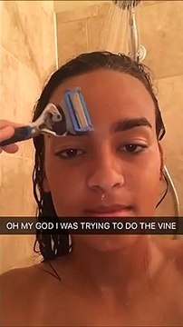 Elle fait semblant de se raser le sourcil... raté