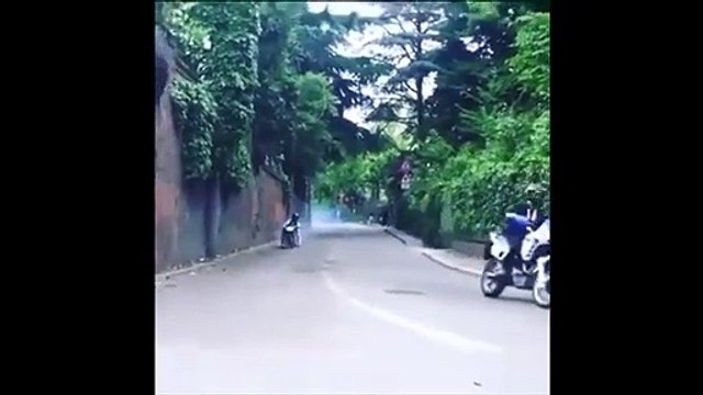 Il se fait tirer par une moto en fauteuil roulant et rate son virage