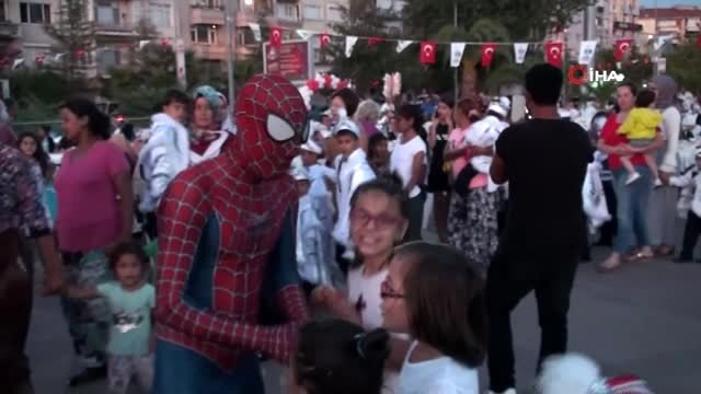 SpiderRoman ...Sosyal medyanın yeni fenomeni, Roman havası oynayan 'Örümcek Adam' İhlas Haber...