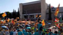 - Ayrılıkçı Katalanlar 'Katalonya Ulusal Günü'nde Barselona sokaklarını doldurdu