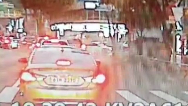 추석 연휴 전날 차량 12대 추돌...엔진 과열도 주의 / YTN