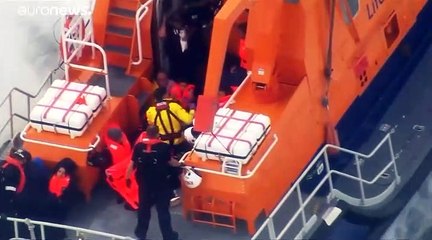 شاهد: اعتراض زورقين يقلان مهاجرين غير شرعيين على ساحل كينت البريطاني