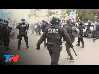 Incidentes entre policías y manifestantes sobre Av. 9 de Julio
