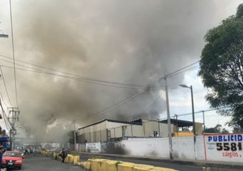 Incendio consume bodega en Iztapalapa